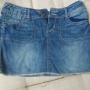 NWT denim skirt size 5, So brand fry hem pockets.